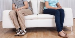 couple-sitting-apart-578x295